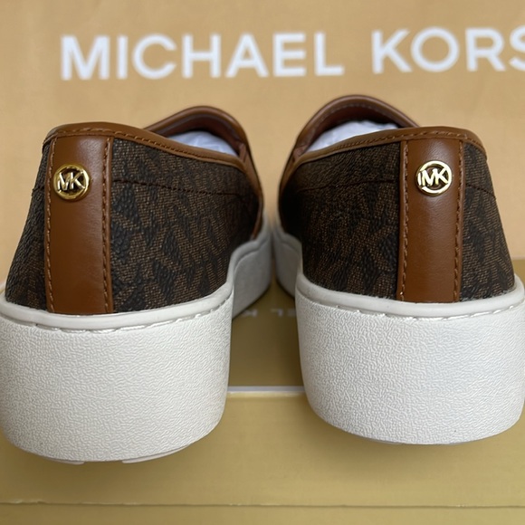 Michael Kors TEDDI SLIP ON
MK SIGNATURE SM
49FOTDFP3B
Platforms - Sneakers - Picture 14 of 16